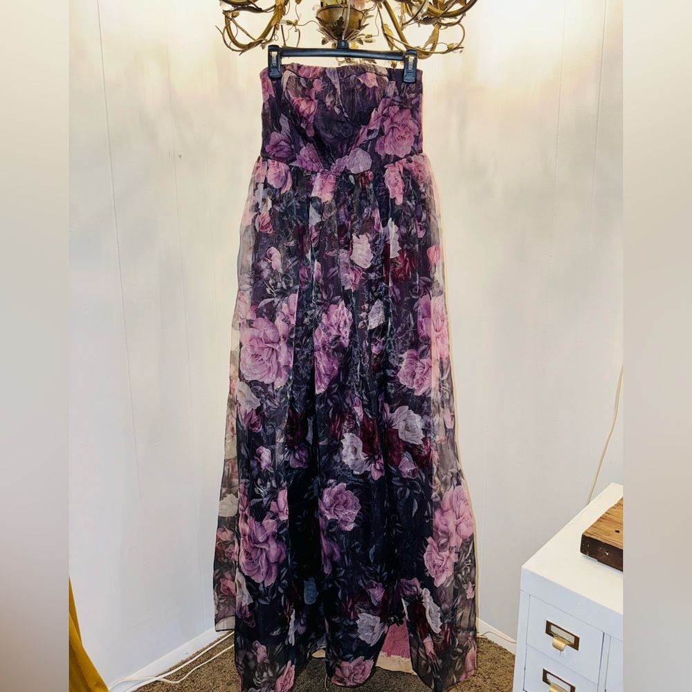 🪻🪻🌸🌸Lulu’s floral bustier maxi- selling out on the website. 🪻🪻🌸🌸